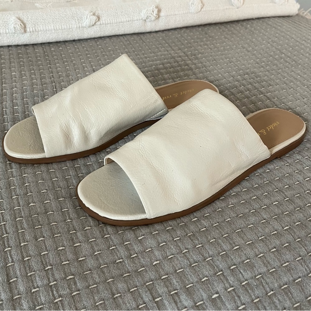 Women’s slip on sandal, size 9.